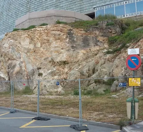 Contorna da Domus valada e co sinal de advertencia de desprendementos