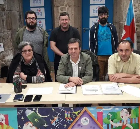 O noso deputado Luis Bar&aacute;, no centro da imaxe, acompa&ntilde;ado polos representantes do BNG dos distintos concellos da Comarca