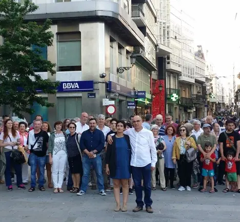 Avia e Paco diante das persoas que participamos na Asemblea Local