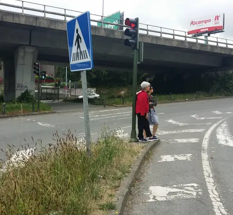 Paso que se debe cruzar en dous tramos e que carece de beirarr&uacute;a po&ntilde;endo en perigo &aacute;s/os pe&oacute;ns