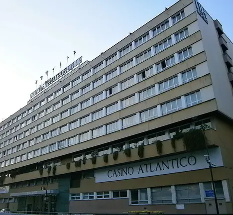 Vista exterior do Hot&eacute;l Atl&aacute;ntico (foto Wikimedia Commons)