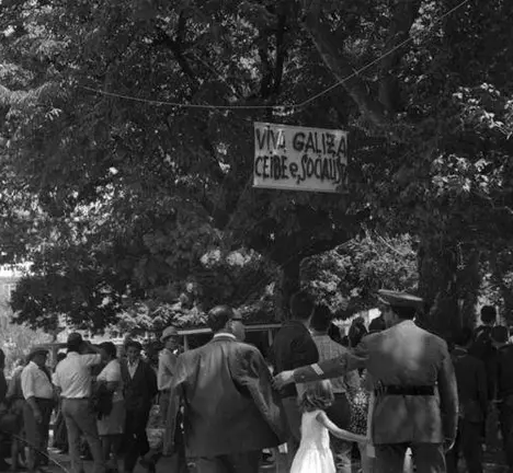 Pancarta colocada en Compostela en 1968 ano da recuperaci&oacute;n da celebraci&oacute;n do D&iacute;a da Patria