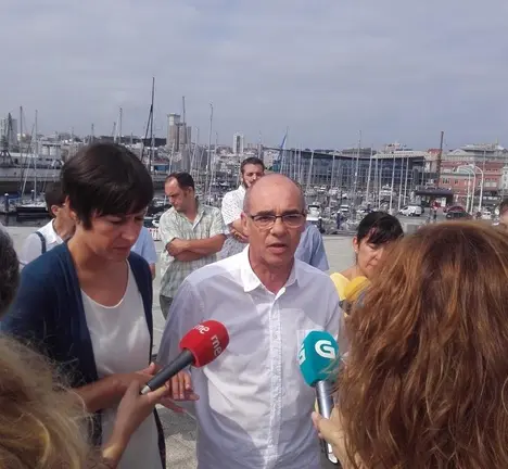 Momento da rolda de prensa da semana pasada na Ana Pont&oacute;n e Francisco Jorquera anuniaban a iniciativa institucional no Parlamento de Galiza