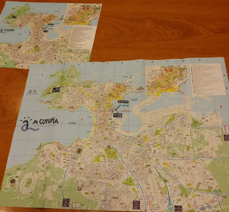 Edici&oacute;n en papel, en formato de man e encartado, do novo mapa tur&iacute;stico da Coru&ntilde;a coas numerosas deturpaci&oacute;ns topon&iacute;micas