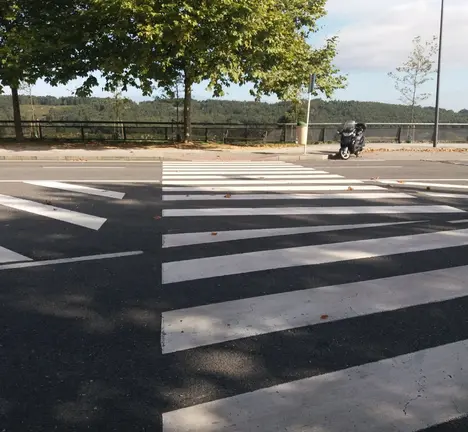 Un paso para pe&oacute;ns recentemente pintado que non contemplou o paso para ciclos e motos