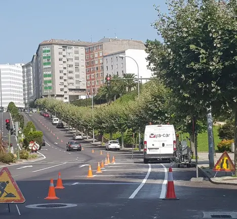 Obras no carril bici segregado en subida da rolda de Outeiro entre a r&uacute;a P&eacute;rez Ard&aacute; e a r&uacute;a Merc&eacute;