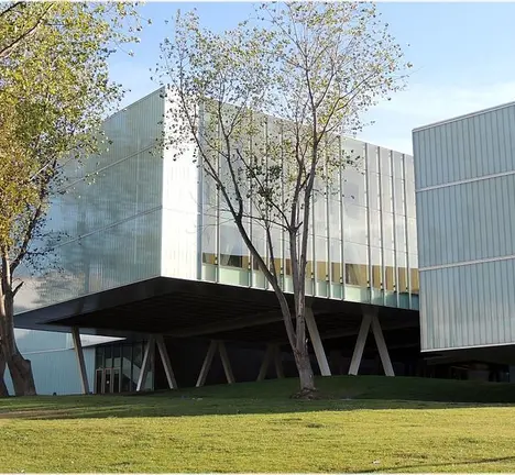 Exterior do Centro &Aacute;gora (foto procedente da Wikimedia Commons).