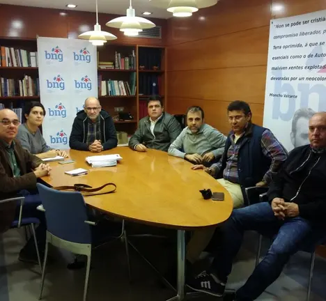 Momento da reuni&oacute;n coa representaci&oacute;n das traballadoras e dos traballadores de Isowat con Francisco Jorquera e Avia Veira