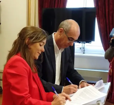 19 de xu&ntilde;o. Asinatura do pacto de investidura entre o BNG e o PSOE.