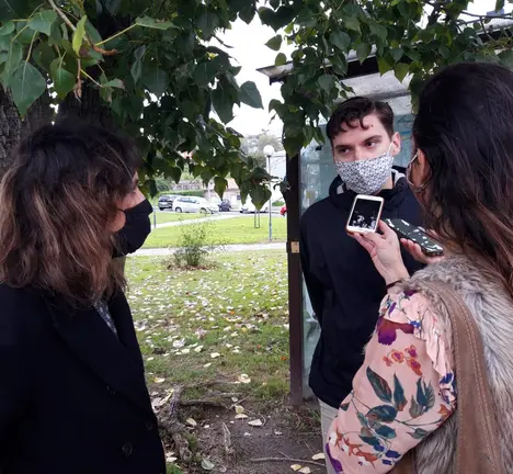Rolda prensa campus Elvi&ntilde;a, con Avia Veira e Nacho Siota, respons&aacute;bel comarcal de Galiza Nova. Campa&ntilde;a TransporteSeguroXa.