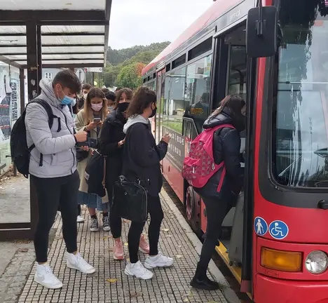 Buses ateigados no campus de Elvi&ntilde;a. Campa&ntilde;a de Galiza Nova #TransporteSeguroXa