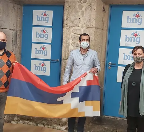 Jorquera e Ana Miranda coa comunidade armenia na Coru&ntilde;a.