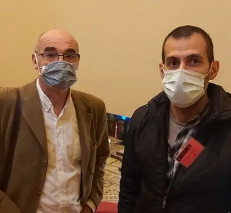 Francisco Jorquera e Vahe Manukyan, representante da comunidade armenia na Coru&ntilde;a, na tribuna de convidados, durante o pleno de 5 de novembro de 2020