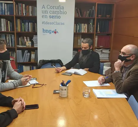 Francisco Jorquera entrevista con hosteleiros encabezados por Pedro Vilarino, da Cova C&eacute;ltica.