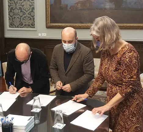 Asinatura Acordo Ordenanzas Fiscais. Francisco Jorquera, Jos&eacute; Manuel Lage, Mar&iacute;a Garc&iacute;a.