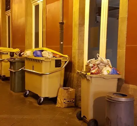 Contedores do lixo na esquina entre a R&uacute;a Trompeta e a R&uacute;a Florida.