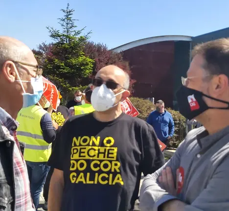 Jorquera con traballadores do Centro de Operaci&oacute;ns de Rede de Naturgy.
