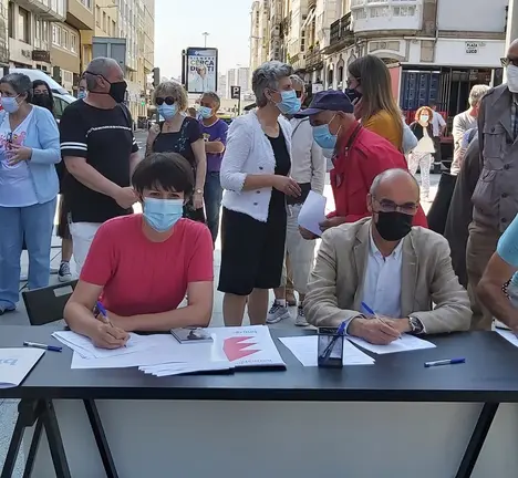 Ana Pont&oacute;n e Jorquera asinando