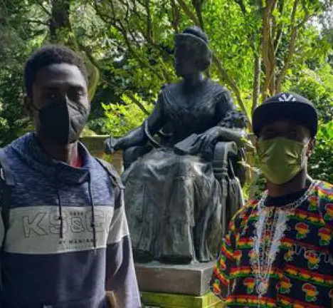 Ibrahima e Magatte, os inmigrantes que auxiliaron Samuel Luiz. Foto Instagram Casa Museo Pardo Baz&aacute;n