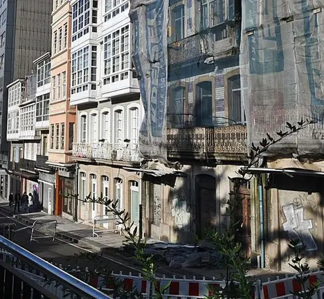 Zona perimetrada ap&oacute;s a caida de cascallos. Foto: La Opini&oacute;n.