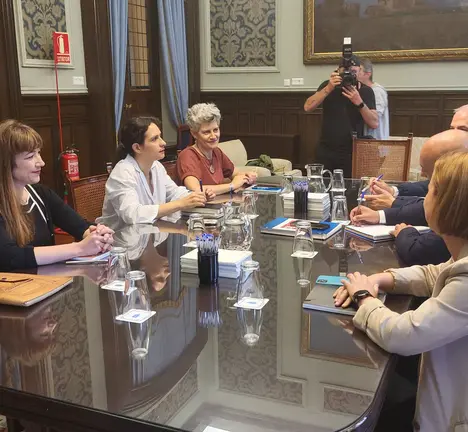Delegaci&oacute;n negociadora -Keina Espi&ntilde;eira, Avia Veira, Mercedes Queixas- co PSOE do Acordo de Investidura 2023