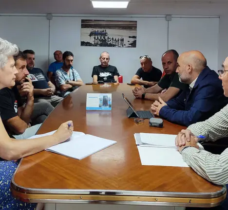Reuni&oacute;n Jorquera, Queixas, N&eacute;stor Rego coa confrar&iacute;a de pescadores da Coru&ntilde;a. Setembro de 2023. Tema: axudas &aacute;s mariscadoras da R&iacute;a do Burgo.