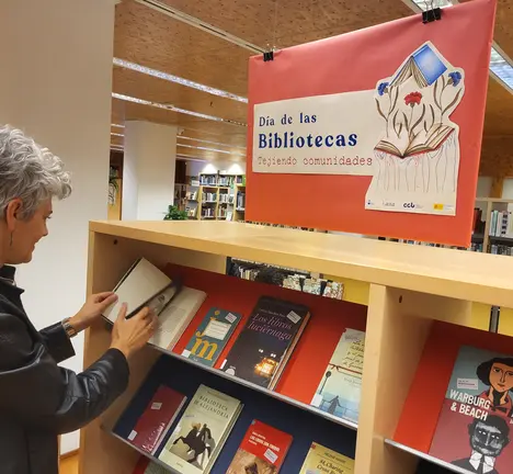 Mercedes Queixas na Biblioteca Municipal da Sagrada Familia.