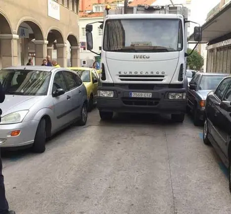 Un polic&iacute;a local act&uacute;a ante un atasco producido na contorna do Mercado de Santo Agosti&ntilde;o a consecuencia dun aparcamento indebido