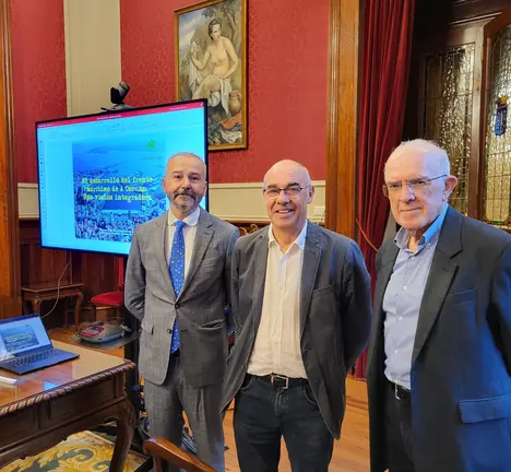 Pedro Calaza -director da Escola Galega da Paisaxe- e Enrique Saez -presidente da Fundaci&oacute;n Juana de Vega- comparecen na Comisi&oacute;n Especial da Fachada Mar&iacute;tima e posan con Jorquera