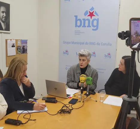 Mercedes Queixas e Iria Taibo. Conferencia de prensa para presentar as nosas emendas parciais aos orzamentos da Xunta.