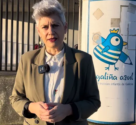 Mercedes Queixas diante da escola infantil A Galiza Azul da Sardi&ntilde;eira