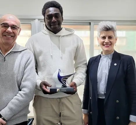 Jorquera e Queixas con Magatte N'Diaye o d&iacute;a en que recibiu o premio Marcelino Liste Xustiza e Liberdade, dado por Alexandre B&oacute;veda. 1 de febreiro de 2025