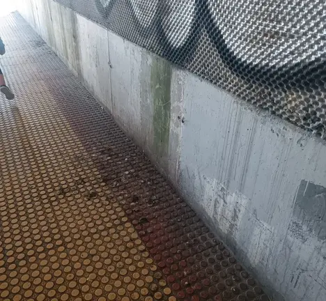 Sucidade no t&uacute;nel da R&uacute;a Posse que atravesa baixo a Avenida de Oza