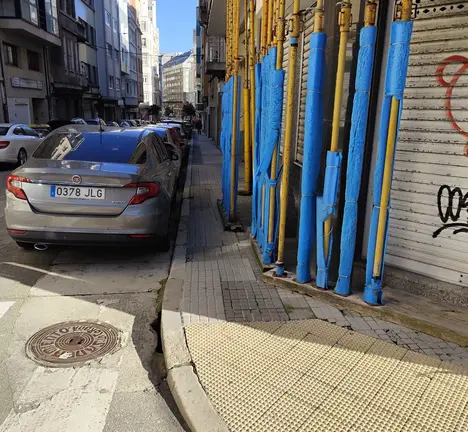 Estada apuntalando edificio abandonado na R&uacute;a Asturias