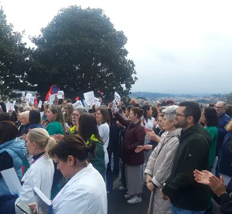 Mercedes Queixas e David Soto, mobilizaci&oacute;ns persoal sanitario do CHUAC ap&oacute;s as agresi&oacute;ns sufridas no hospital.