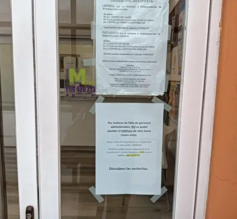 COF de Orillamar, cartel en que se indica que por falta de personal non se pode atender o tel&eacute;fono de citas.