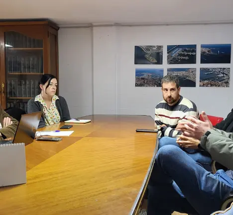 Reuni&oacute;n N&eacute;stor Rego, Jorquera e Iria Taibo co colectivo de mariscadores da R&iacute;a do Burgo, Baldomir, e o patr&oacute;n maior da Confrar&iacute;a, Xabier Mari&ntilde;as.