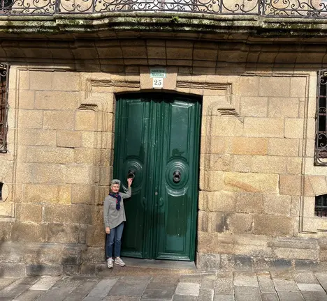 Mercedes Queixas diante da porta da Casa Cornide