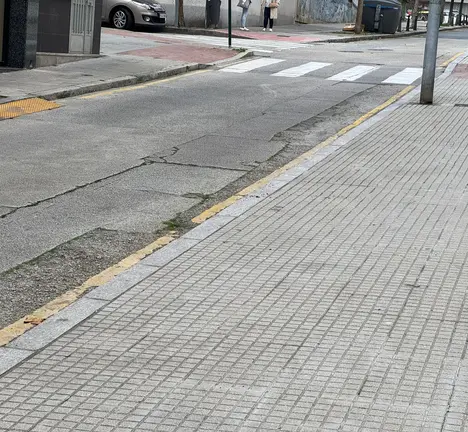 Calzada e beirarr&uacute;a en mal estado en Durmideiras