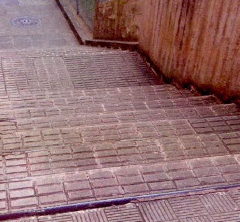 Escaleira non acces&iacute;bel no CEIP Alborada
