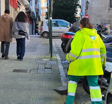 Operaria do servizo de limpeza viaria