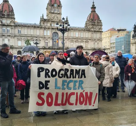 Concentraci&oacute;n profesorado e persoas usuarias do Programa Lecer, en Mar&iacute;a Pita. 2 de febreiro de 2026.