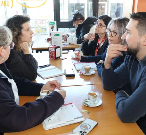 Encontro de Avia Veira con persoal do CHUAC preocupado polo deficiente transporte p&uacute;blico e a falta de aparcamento.