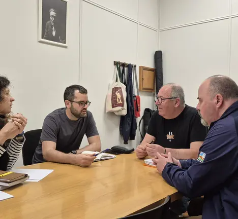 David Soto e Avia Veira con representantes conserxar&iacute;as de instalaci&oacute;ns deportivas. Maio de 2026
