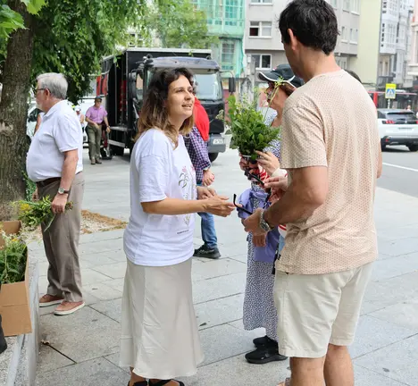 Avia Veira, a repartir herbas de San Xo&aacute;n, xu&ntilde;o de 2026.