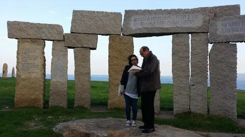 Avia Veira e Manolo Monge comprobando o estado actual do monumento