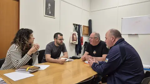 David Soto e Avia Veira con representantes conserxar&iacute;as de instalaci&oacute;ns deportivas. Maio de 2026