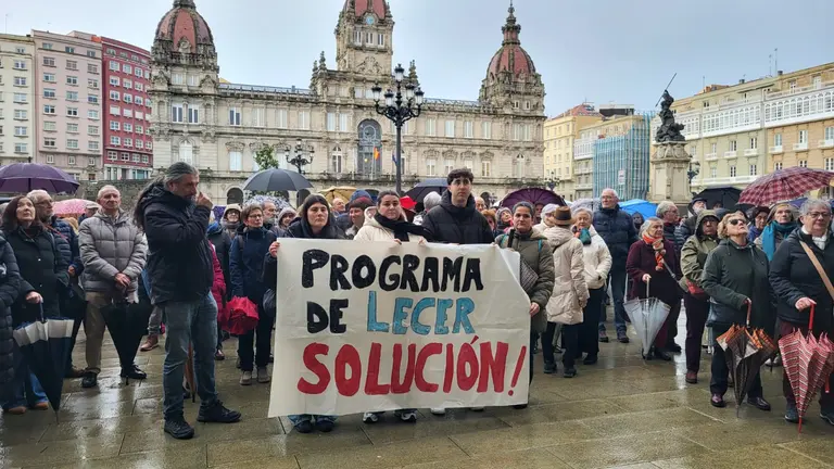 Concentraci&oacute;n profesorado e persoas usuarias do Programa Lecer, en Mar&iacute;a Pita. 2 de febreiro de 2026.