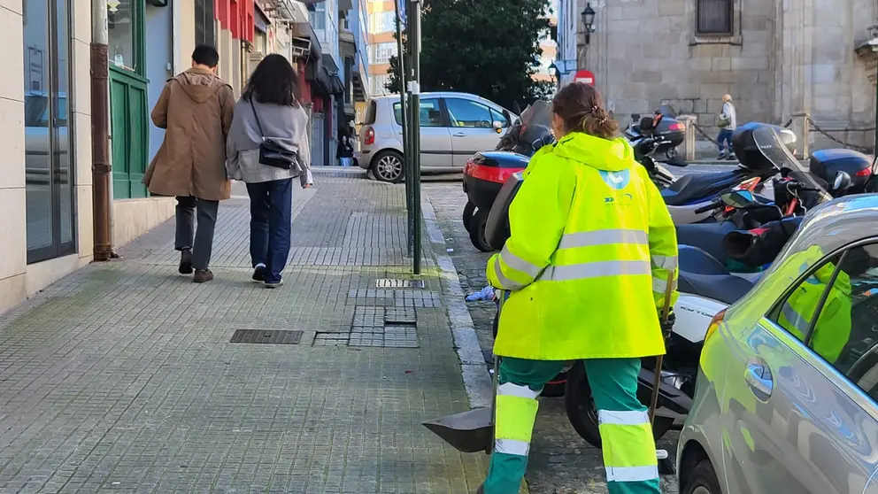 Operaria do servizo de limpeza viaria