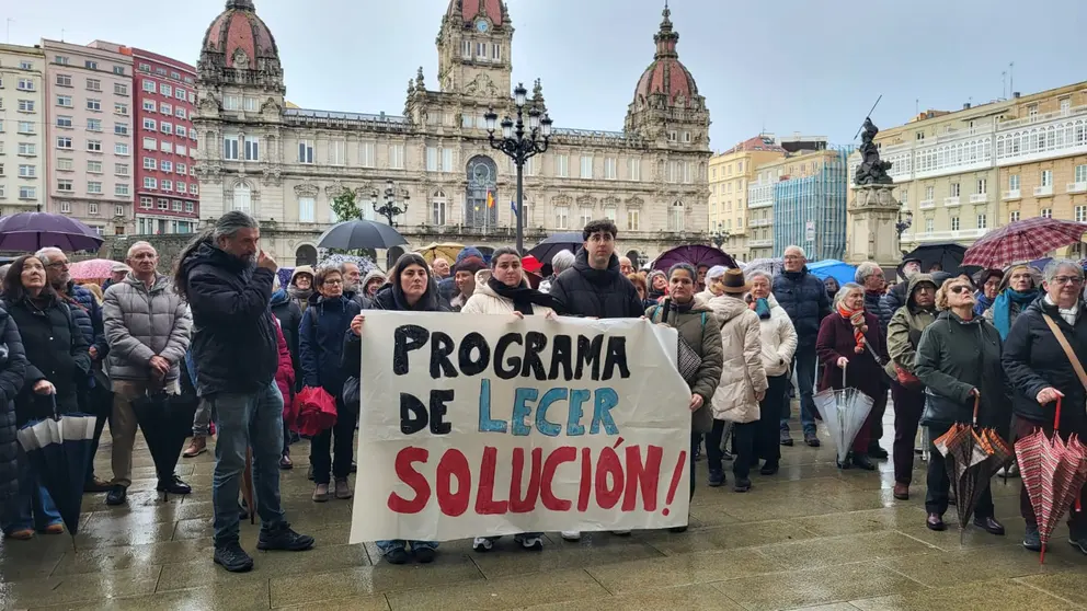 Concentraci&oacute;n profesorado e persoas usuarias do Programa Lecer, en Mar&iacute;a Pita. 2 de febreiro de 2026.